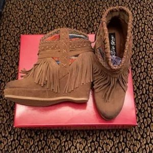 Boots with fringe